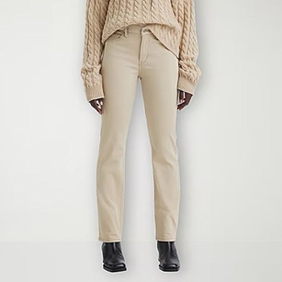 Levi's Women’s Cream Mid Rise Classic Straight Jean - Picture 2 of 6